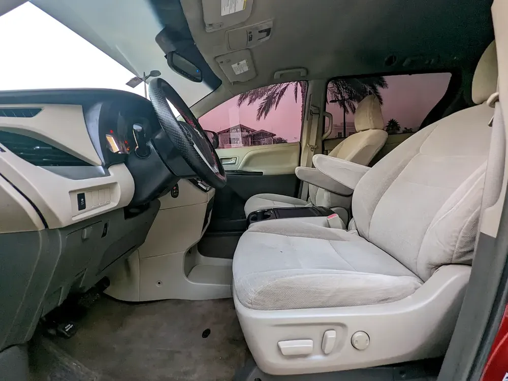 Toyota Sienna 2015 Mid Option With Navigation In Perfect Condition 7 Seater Flawless Family Van - Image 7