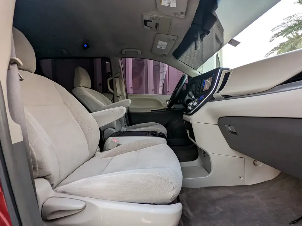 Toyota Sienna 2015 Mid Option With Navigation In Perfect Condition 7 Seater Flawless Family Van - Image 8