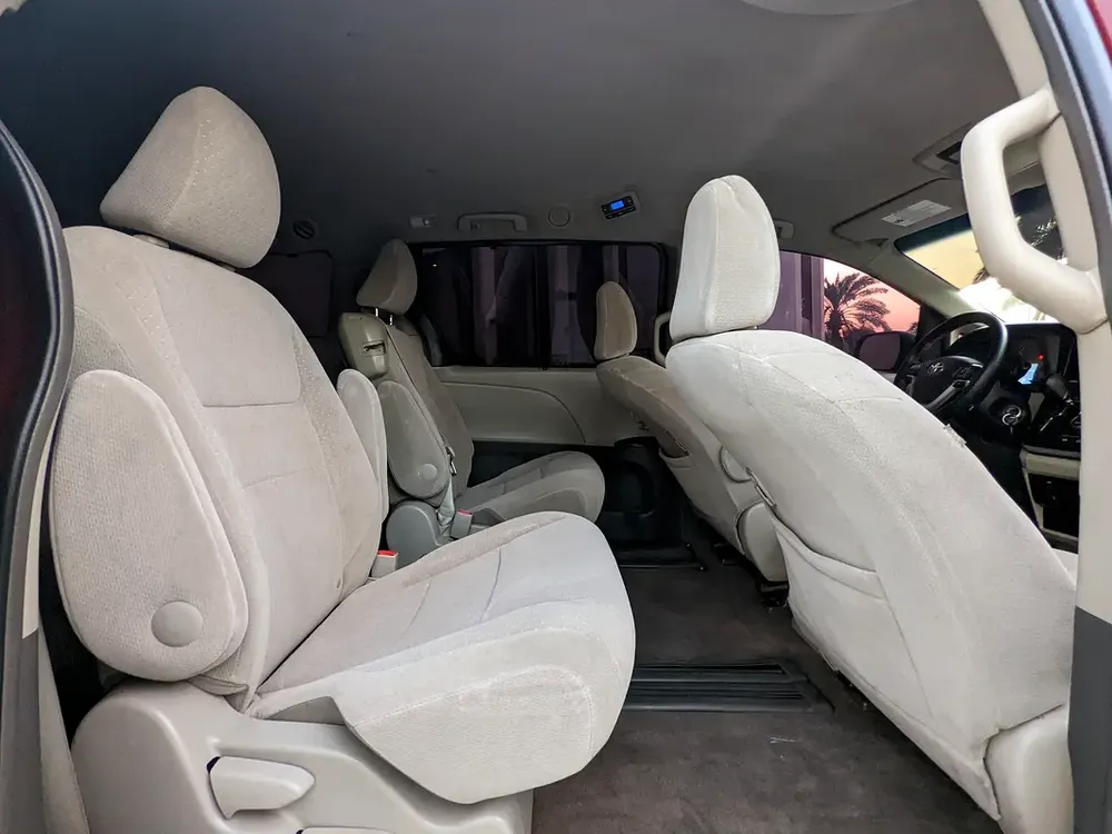 Toyota Sienna 2015 Mid Option With Navigation In Perfect Condition 7 Seater Flawless Family Van - Image 9