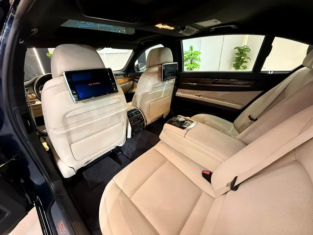 ELITE BMW 730Li V6 || AWESOME COLOR || GCC II POWERFUL ENGINE II TOP RANGE || REAR SCREENS - Image 19