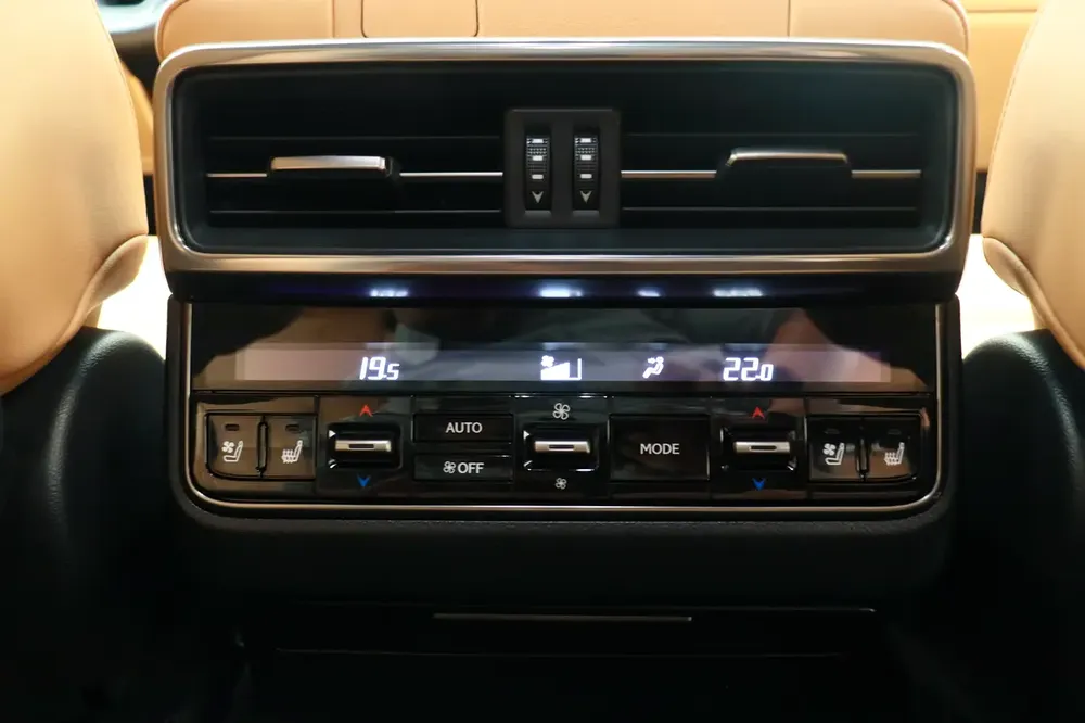 **Ramadan offer** LEXUS 2024 LX SUV P 3.5L T AT Signature - Image 17