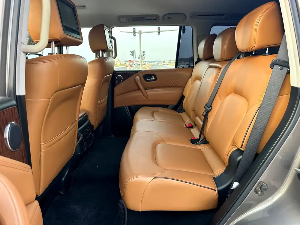 Nissan Patrol Platinum 2018 - GCC Specs car  perfect condition inside and outside full option 360 m - Image 10