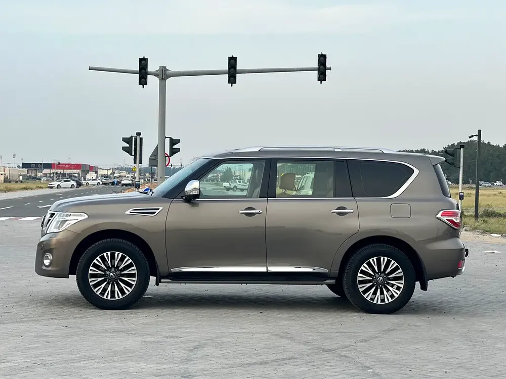 Nissan Patrol Platinum 2018 - GCC Specs car  perfect condition inside and outside full option 360 m - Image 4