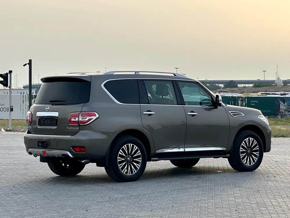 Nissan Patrol Platinum 2018 - GCC Specs car  perfect condition inside and outside full option 360 m - Image 5