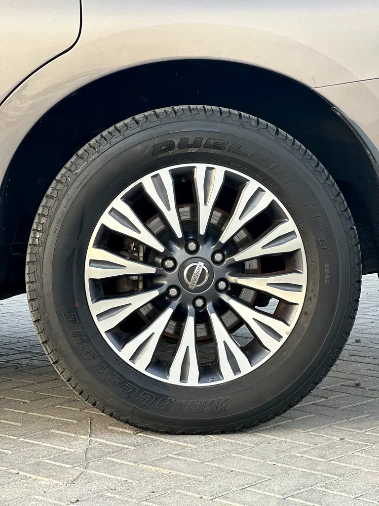 Nissan Patrol Platinum 2018 - GCC Specs car  perfect condition inside and outside full option 360 m - Image 7