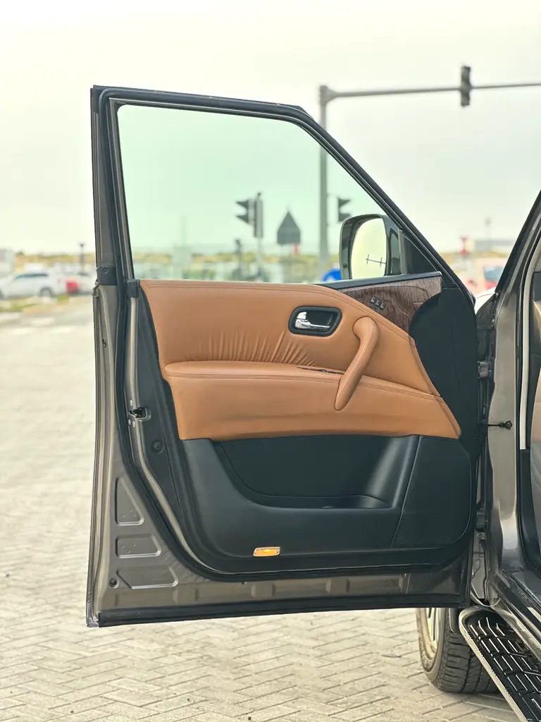 Nissan Patrol Platinum 2018 - GCC Specs car  perfect condition inside and outside full option 360 m - Image 8