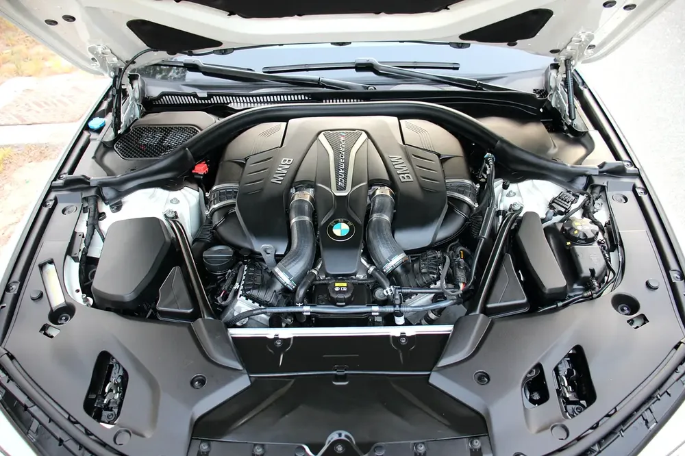 BMW M550i xDrive V8 2018 | GCC Specs | Pristine Condition - Image 10