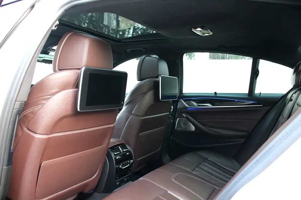 BMW M550i xDrive V8 2018 | GCC Specs | Pristine Condition - Image 11