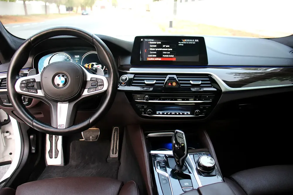 BMW M550i xDrive V8 2018 | GCC Specs | Pristine Condition - Image 12