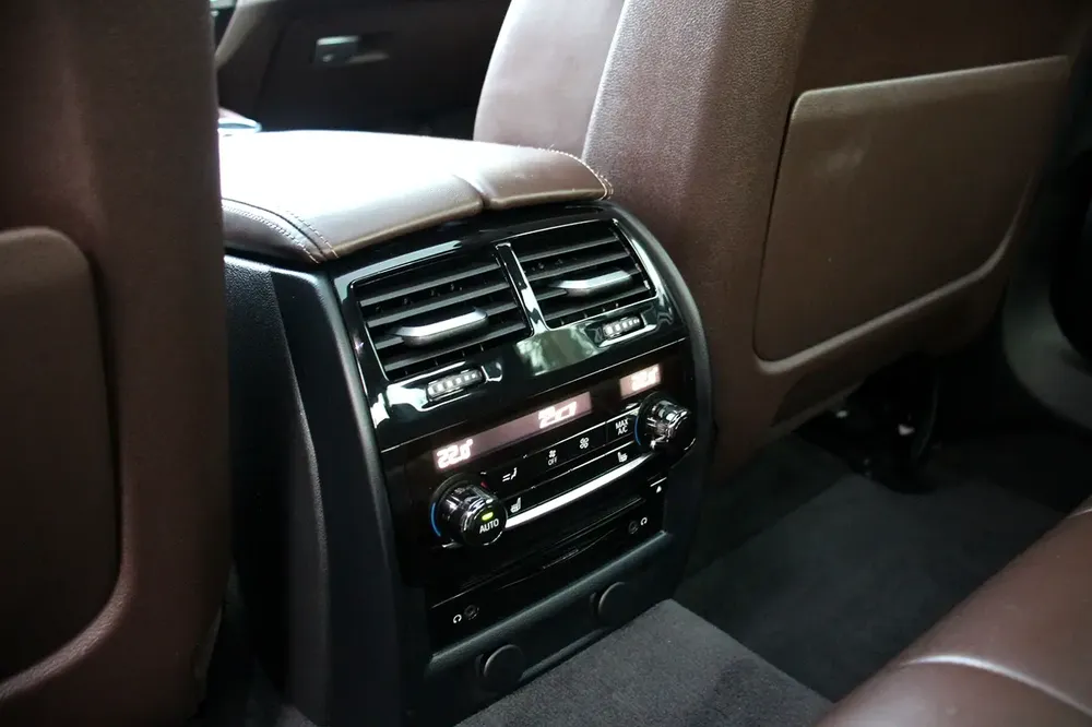 BMW M550i xDrive V8 2018 | GCC Specs | Pristine Condition - Image 14