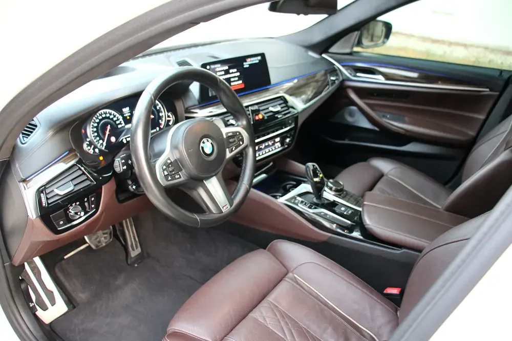 BMW M550i xDrive V8 2018 | GCC Specs | Pristine Condition - Image 16