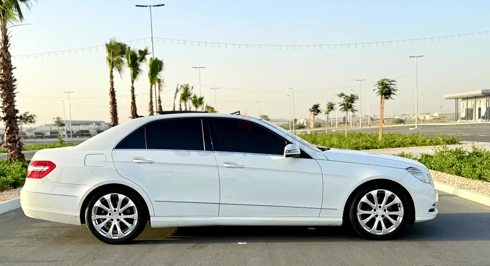 2013 Mercedes-Benz E-Class E 300 | Korean Specs | Excellent Condition - Image 4