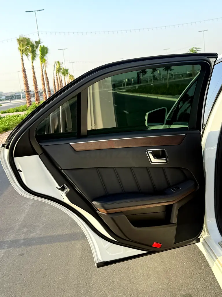 2013 Mercedes-Benz E-Class E 300 | Korean Specs | Excellent Condition - Image 9