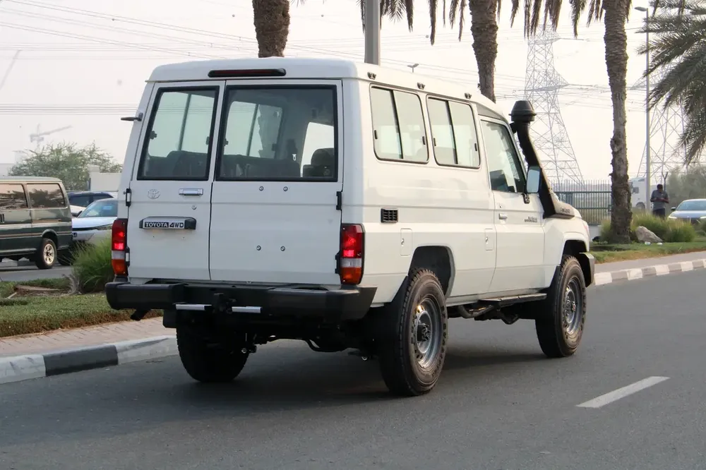 LHD - TOYOTA LANDCRUISER 78 4.5L V8 DIESEL 9 SEATER TROOP CARRIER STD - MANUAL , EXPORT ONLY AFRICA - Image 4