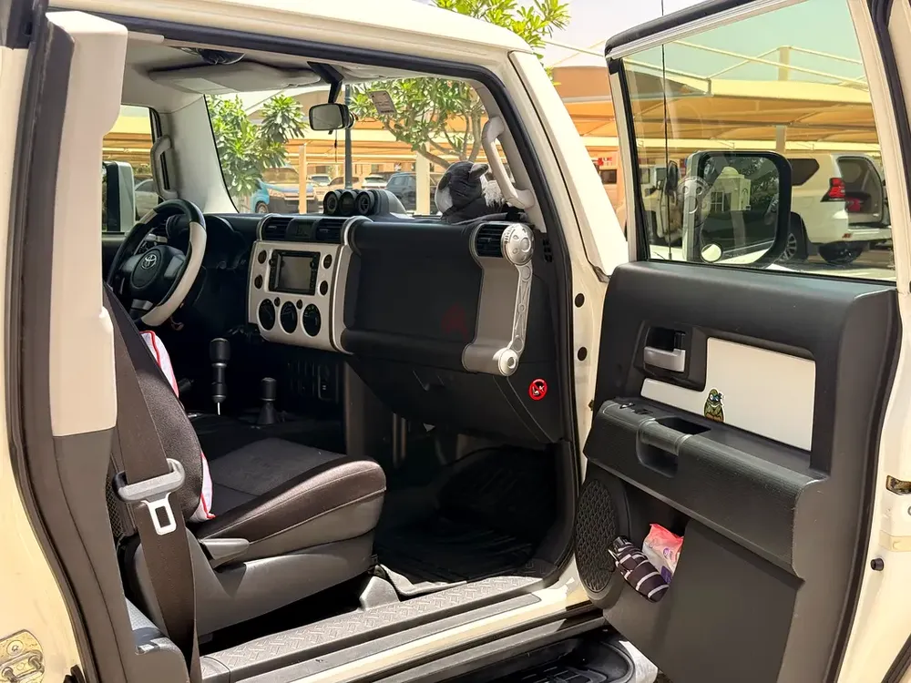 Toyota FJ Cruiser GXR 2015 GCC Specs - Excellent Condition - Image 8