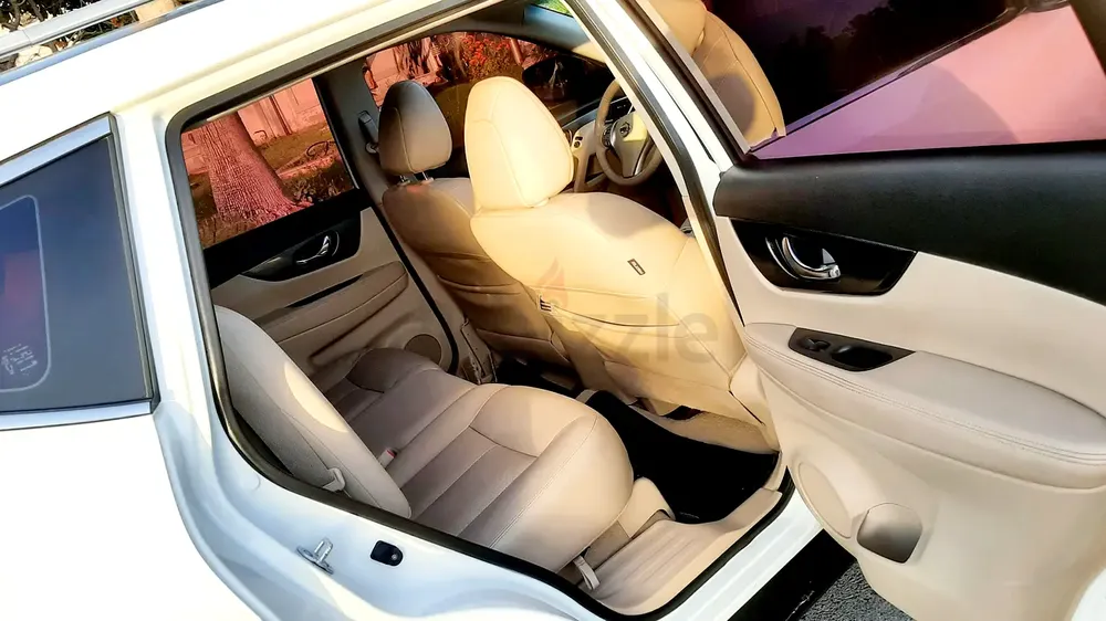 Nissan Xtrail 4wd SL Top 2015 Model No1 Option Sunroof Leather Seat Push Start GCC Family Used Sale - Image 5