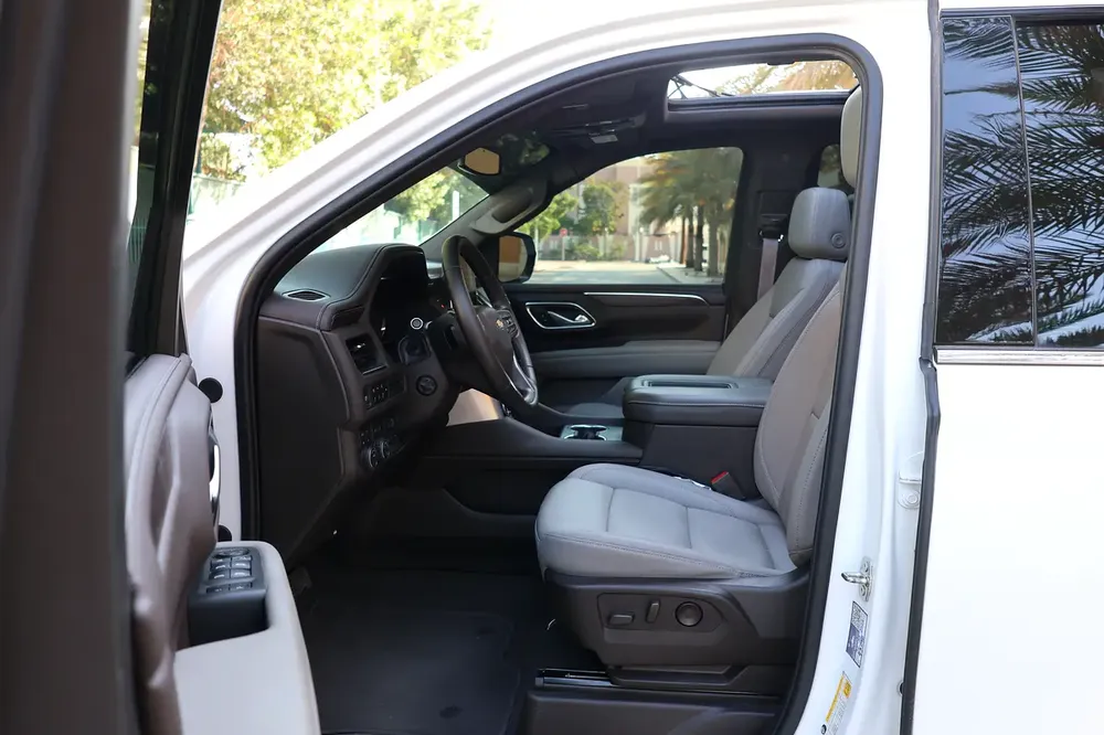 CHEVROLET TAHOE LT 4WD 5.3L V8 - GCC SPECS - UNDER WARRANTY / SERVICE 21-10-2027 - ACCIDENT FREE - - Image 11