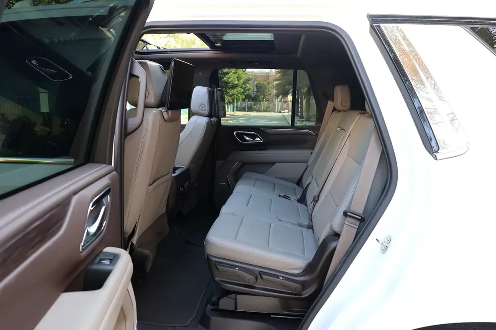 CHEVROLET TAHOE LT 4WD 5.3L V8 - GCC SPECS - UNDER WARRANTY / SERVICE 21-10-2027 - ACCIDENT FREE - - Image 17