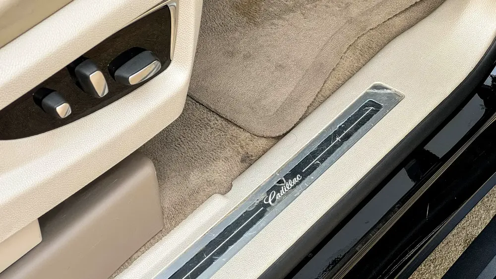 Cadillac Escalade Platinum 2016 Full Service History GCC 6.2L V8 Low Mileage - Image 10