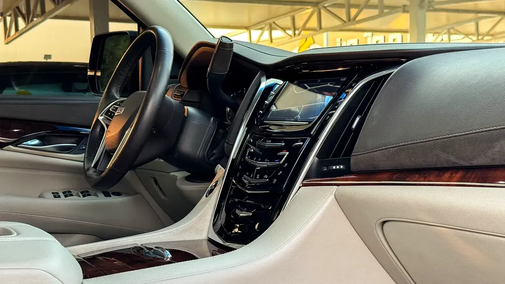 Cadillac Escalade Platinum 2016 Full Service History GCC 6.2L V8 Low Mileage - Image 11