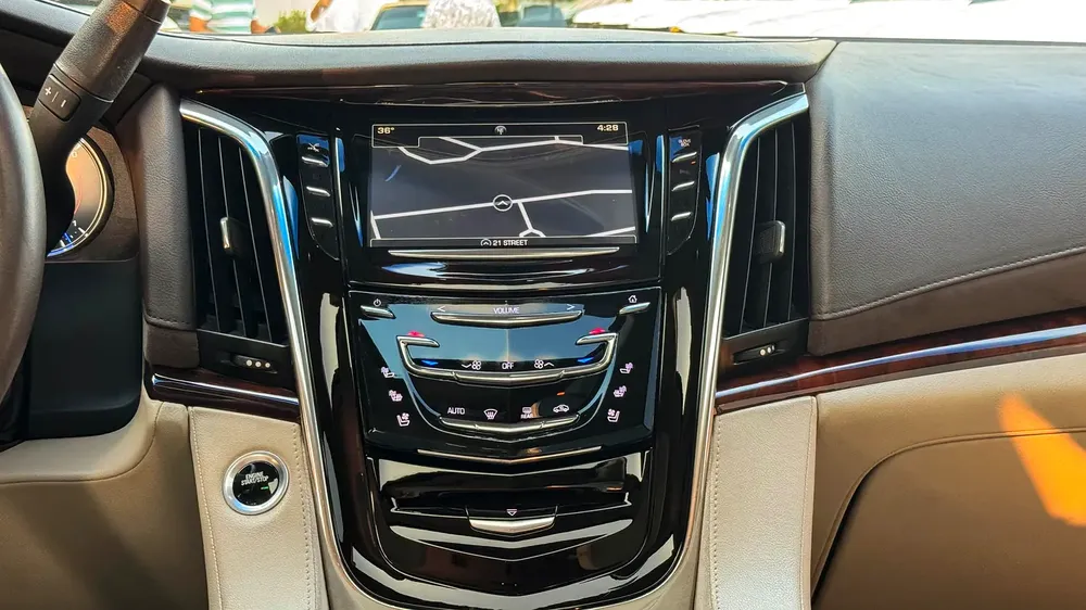 Cadillac Escalade Platinum 2016 Full Service History GCC 6.2L V8 Low Mileage - Image 17