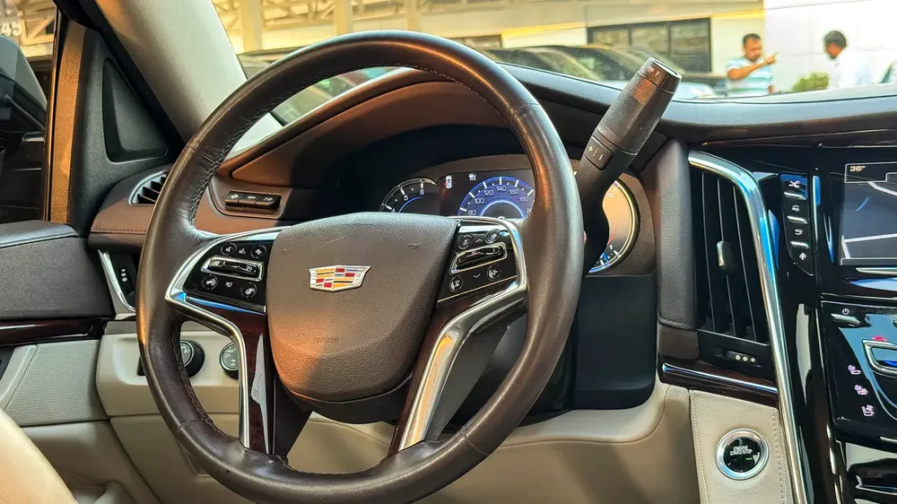 Cadillac Escalade Platinum 2016 Full Service History GCC 6.2L V8 Low Mileage - Image 18