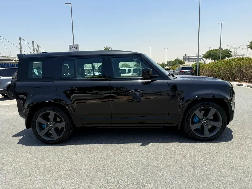 2025 Land Rover Defender 110 V8 Edition P525  AL TAYER MOTORS| GCC Specs - Image 4