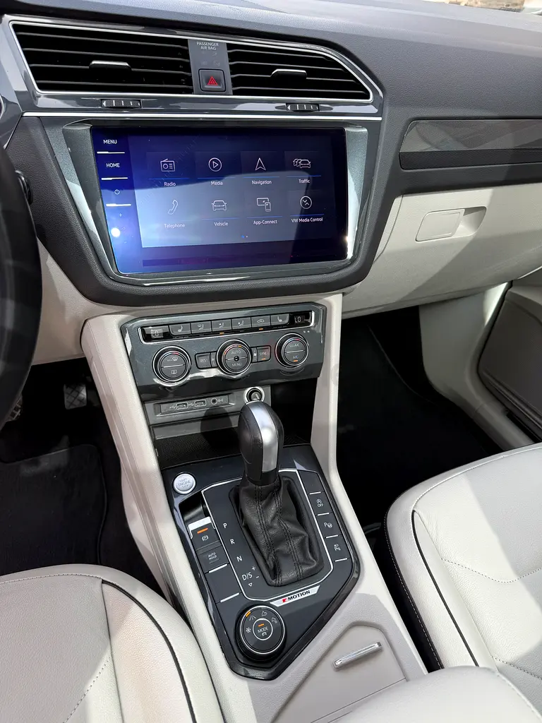Volkswagen Tiguan SEL, 100% ORIGINAL PAINT, GCC Specs, Top Option - Image 6