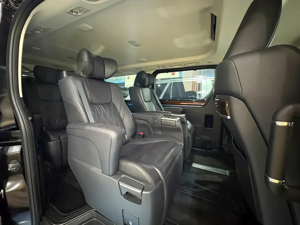 Toyota Granvia Premium 2023 MODEL - GCC SPECIFICATION - Image 10