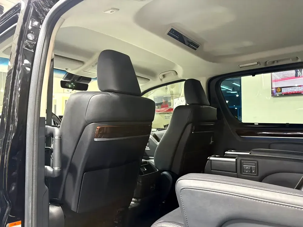 Toyota Granvia Premium 2023 MODEL - GCC SPECIFICATION - Image 12