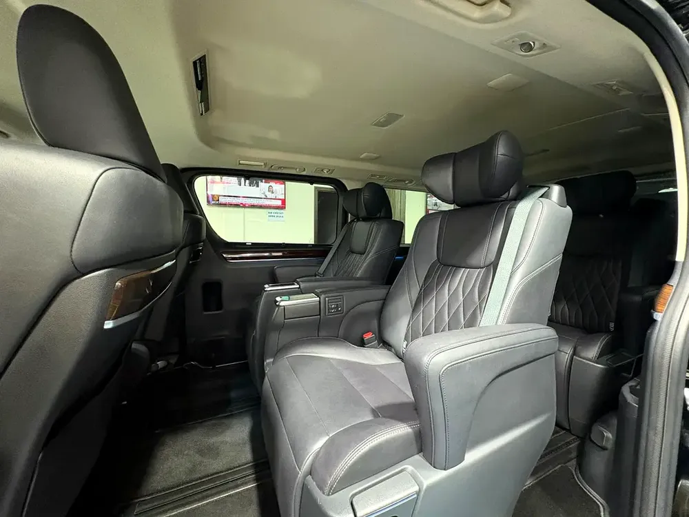 Toyota Granvia Premium 2023 MODEL - GCC SPECIFICATION - Image 13