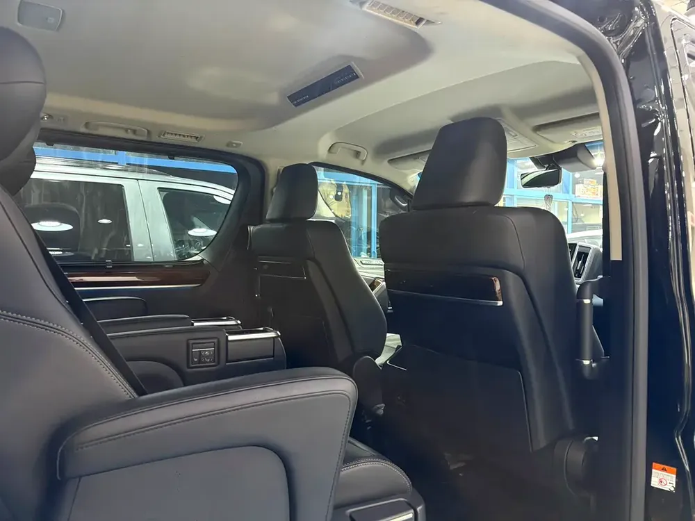 Toyota Granvia Premium 2023 MODEL - GCC SPECIFICATION - Image 9
