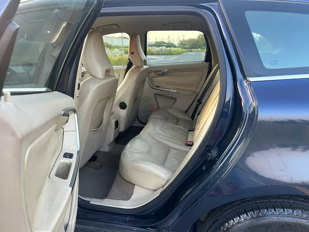 VOLVO • XC60 T5 Momentum • 2012 • GCC Specs - Image 12