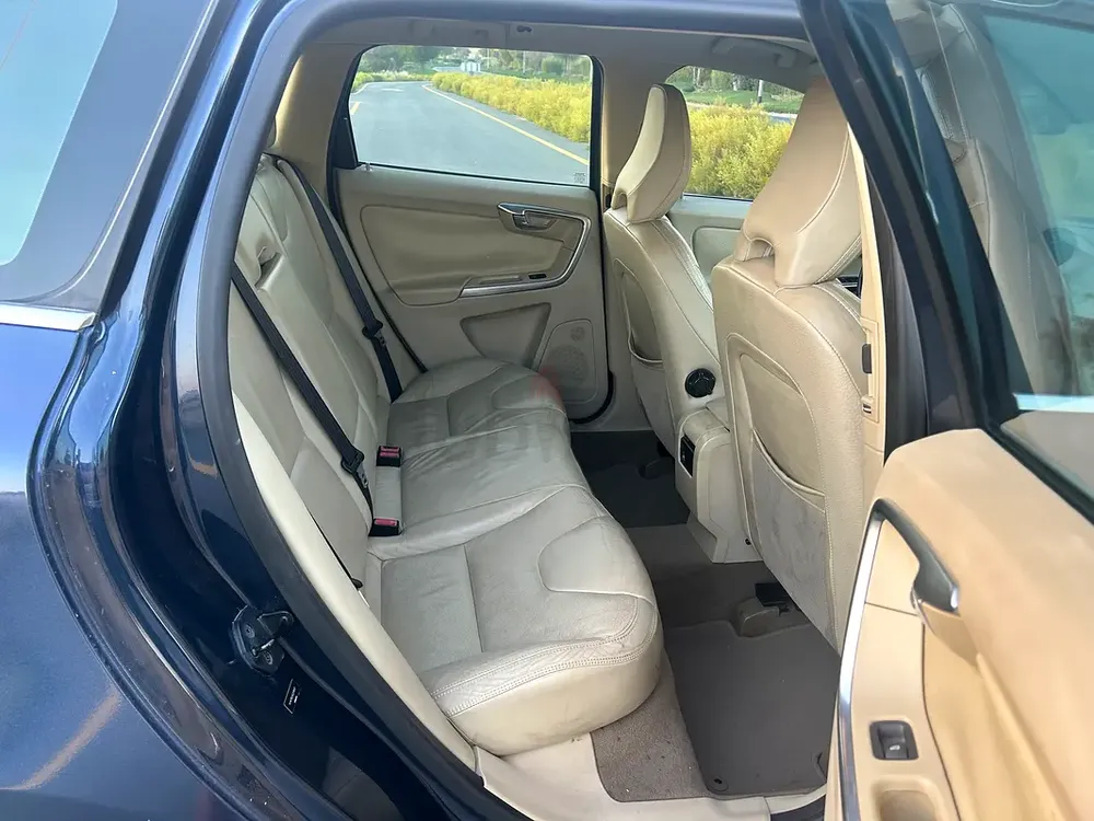 VOLVO • XC60 T5 Momentum • 2012 • GCC Specs - Image 13