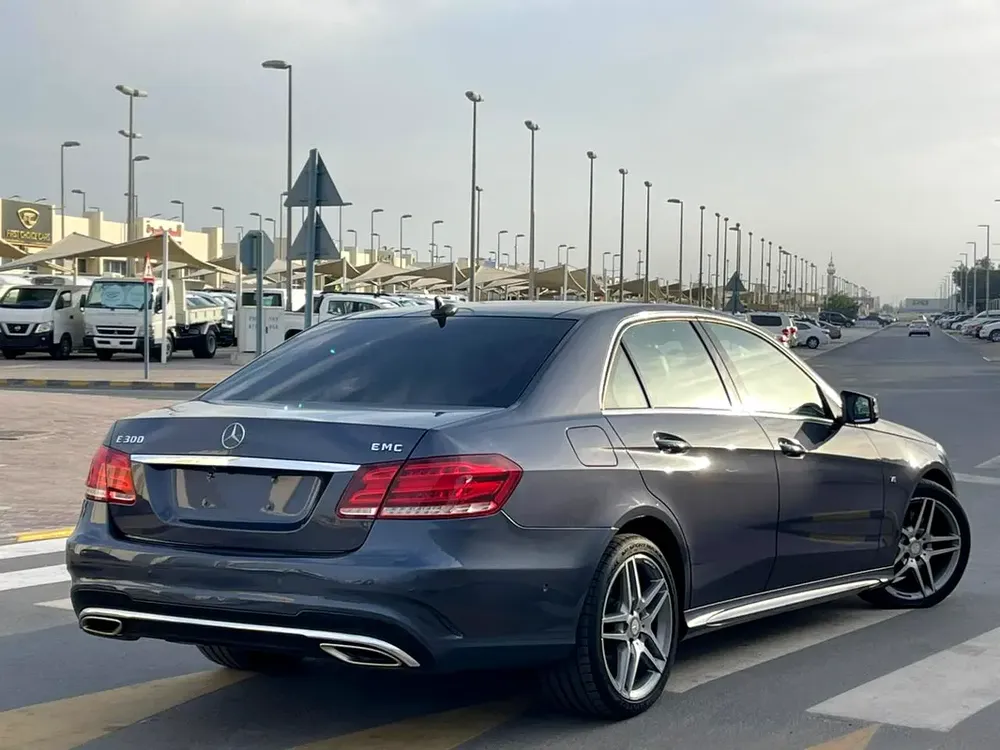 Mercedes E300 GCC full option accident free excellent condition - Image 4