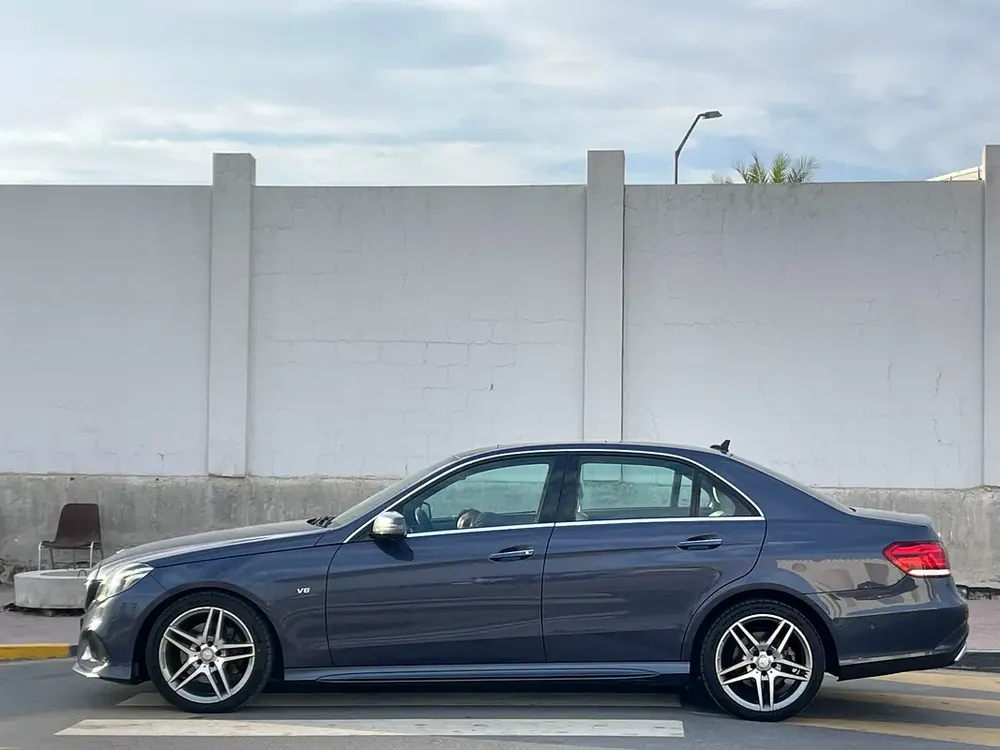 Mercedes E300 GCC full option accident free excellent condition - Image 5