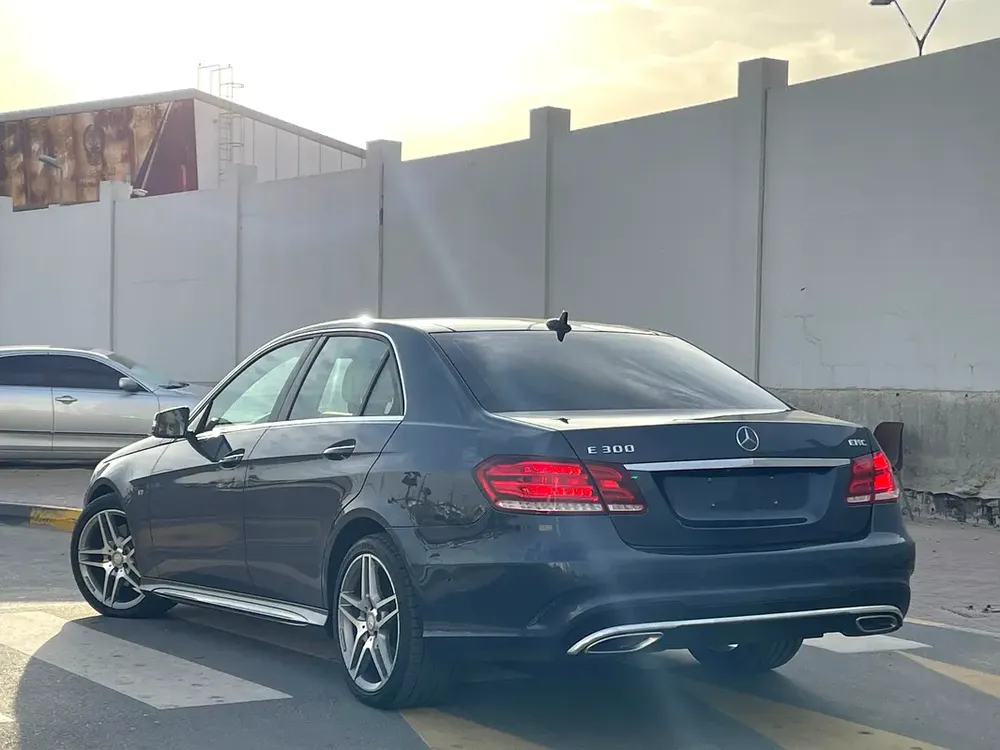 Mercedes E300 GCC full option accident free excellent condition - Image 6