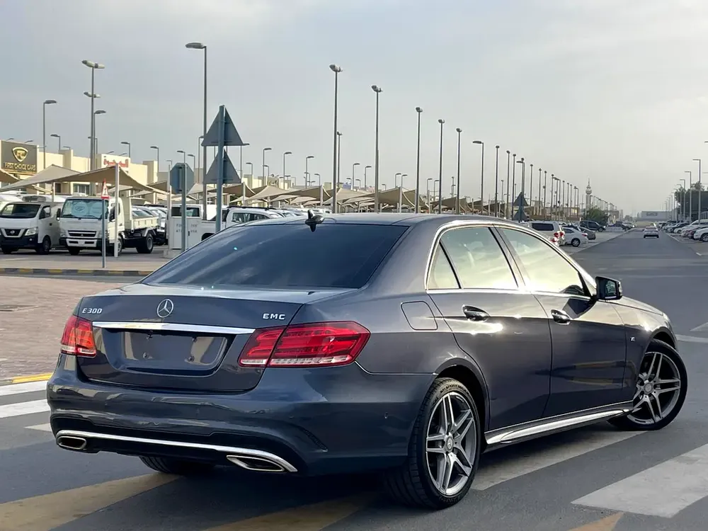 Mercedes E300 GCC full option accident free excellent condition - Image 8