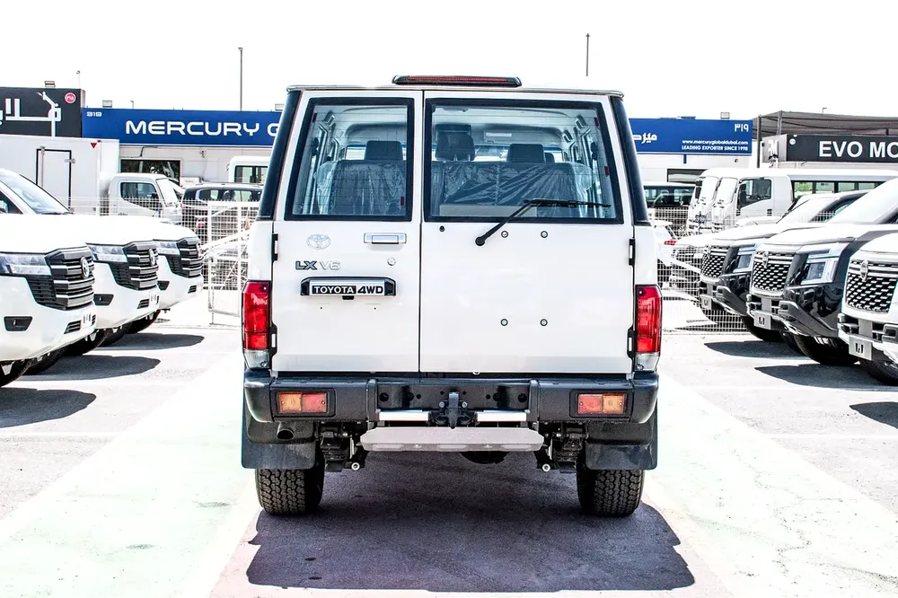 Toyota Land Cruiser 4.0L LC76 LX 2026 GCC Specs - Image 4