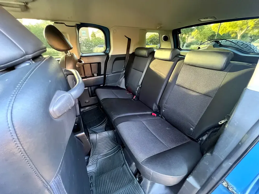 2012 Toyota FJ Cruiser - Manual Transmission - GCC - Image 13