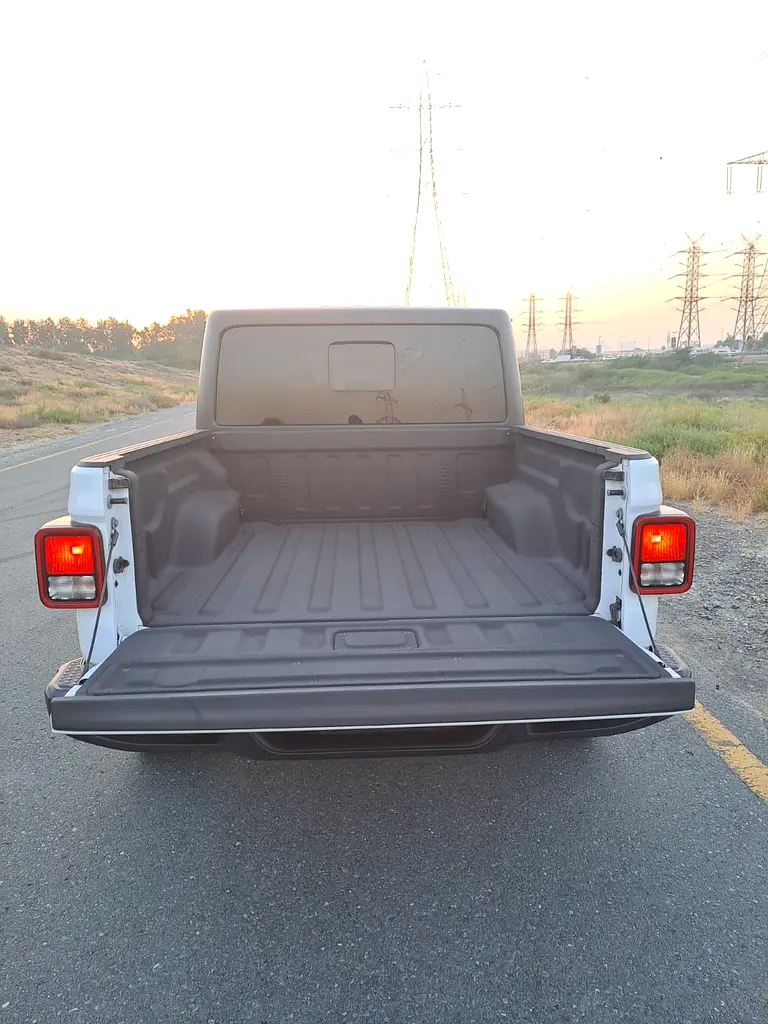 Jeep Gladiator Sport 2020 GCC Specs - Adventure Ready V6 No Accident - Image 10