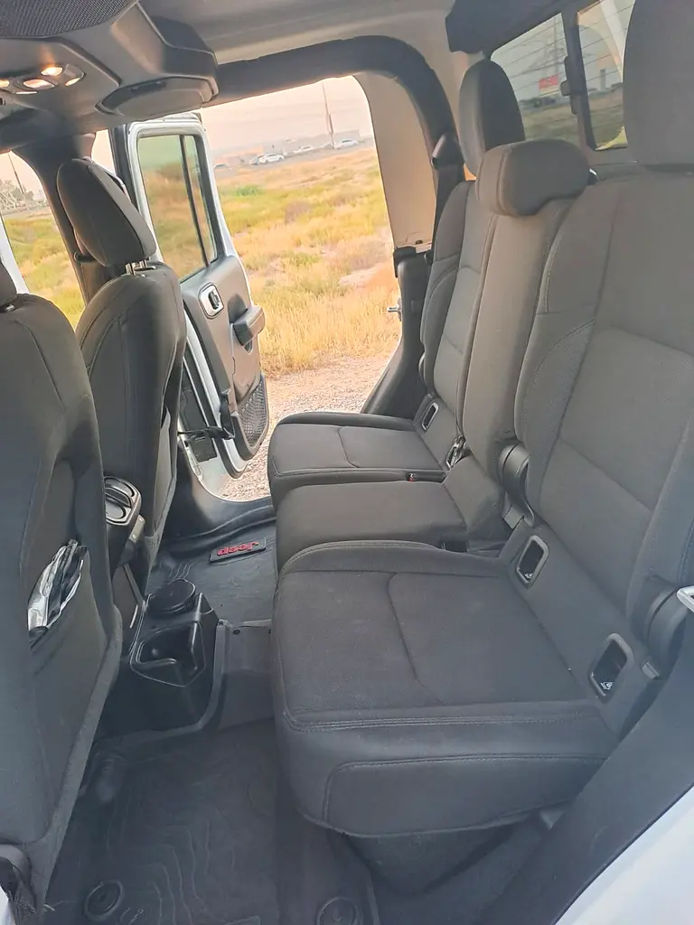 Jeep Gladiator Sport 2020 GCC Specs - Adventure Ready V6 No Accident - Image 14