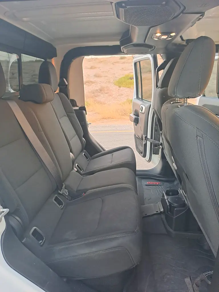 Jeep Gladiator Sport 2020 GCC Specs - Adventure Ready V6 No Accident - Image 15
