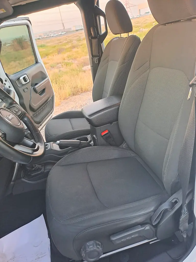 Jeep Gladiator Sport 2020 GCC Specs - Adventure Ready V6 No Accident - Image 16