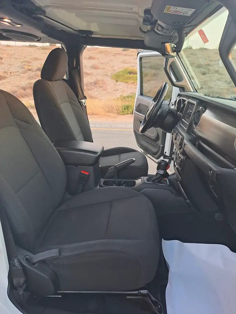 Jeep Gladiator Sport 2020 GCC Specs - Adventure Ready V6 No Accident - Image 17