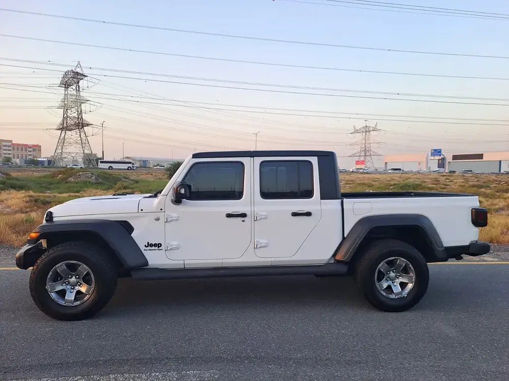 Jeep Gladiator Sport 2020 GCC Specs - Adventure Ready V6 No Accident - Image 4