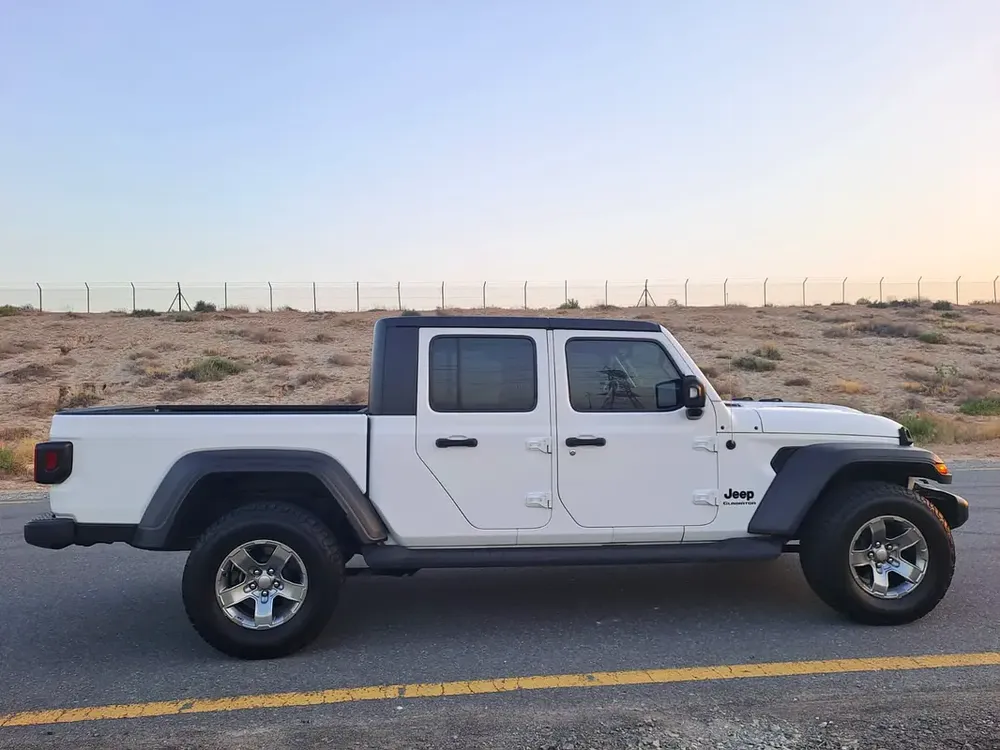 Jeep Gladiator Sport 2020 GCC Specs - Adventure Ready V6 No Accident - Image 5