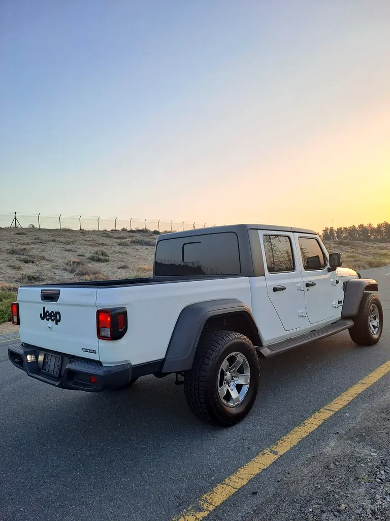 Jeep Gladiator Sport 2020 GCC Specs - Adventure Ready V6 No Accident - Image 6