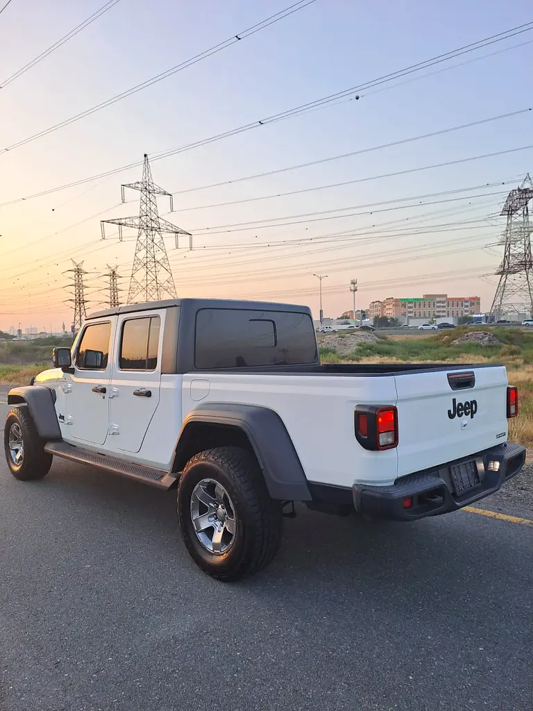 Jeep Gladiator Sport 2020 GCC Specs - Adventure Ready V6 No Accident - Image 7