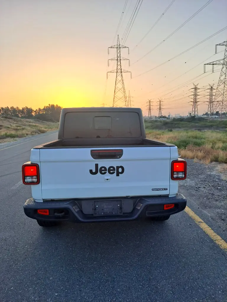 Jeep Gladiator Sport 2020 GCC Specs - Adventure Ready V6 No Accident - Image 8